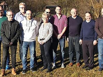 Vorstand und Vereinsausschuss des VFC Gro&szlig;vichtach mit B&uuml;rgermeister Norbert Gr&auml;bner (Zweiter von rechts) und Vorsitzendem Reinhard Engelhardt (Dritter von rechts) Foto: privat
