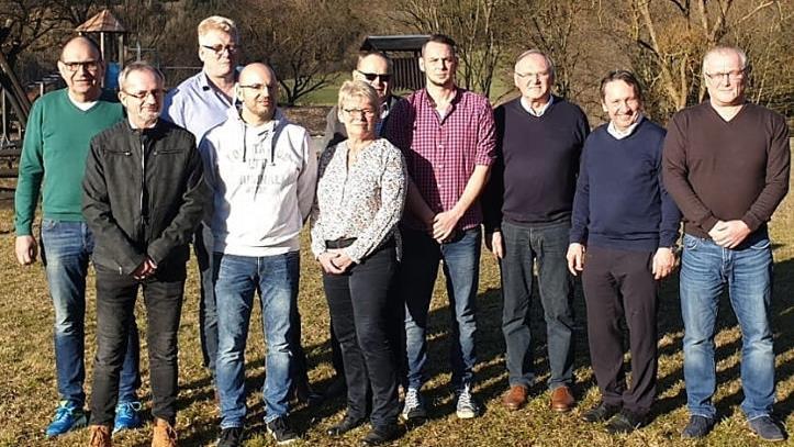 Vorstand und Vereinsausschuss des VFC Gro&szlig;vichtach mit B&uuml;rgermeister Norbert Gr&auml;bner (Zweiter von rechts) und Vorsitzendem Reinhard Engelhardt (Dritter von rechts) Foto: privat