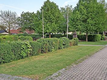 In diesem Bereich des Kemmerner Friedhofs soll das neue Urnenfeld angelegt werden.  Foto: Johannes Michel