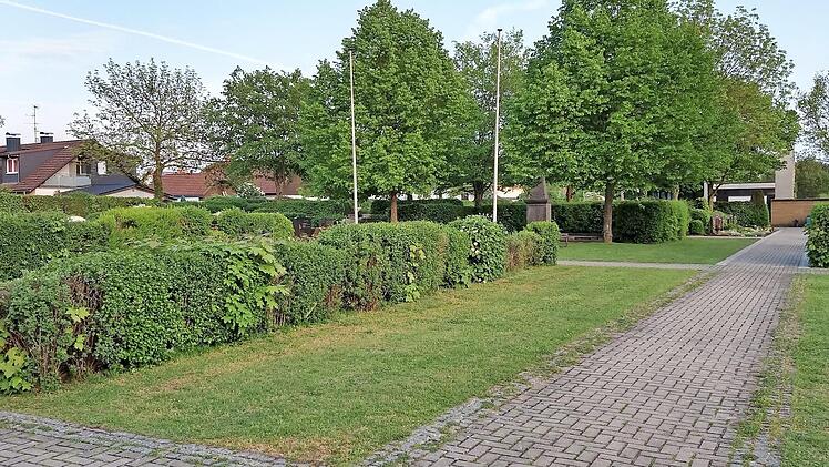 In diesem Bereich des Kemmerner Friedhofs soll das neue Urnenfeld angelegt werden.  Foto: Johannes Michel