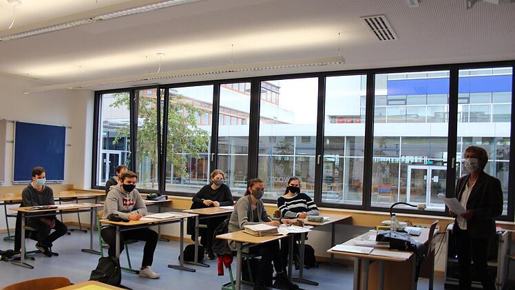 Mundschutz haben die Abiturienten des Gymnasiums alle dabei und k&ouml;nnen ihn auch freiwillig tragen. Die Sch&uuml;lerinnen in der ersten Reihe sitzen im Gegensatz zu den anderen nicht in einem Abstand von 1,50 Meter zueinander, aber sie wohnen auch in einem Haushalt.  Fotos: Theresa Schiffl