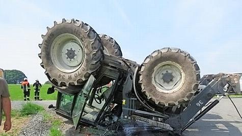 Der Schlepper &uuml;berschlug sich nach dem Zusammensto&szlig; und blieb auf dem Dach liegen.