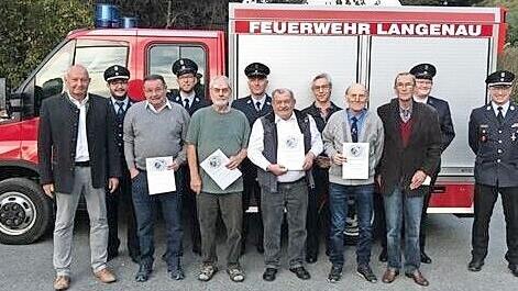Das Bild zeigt die Geehrten mit (von links) Bürgermeister Peter Ebertsch, Kommandant Benedikt Barnickel, Zweitem Kommandant Fritz Hempfling, Zweitem Vorsitzenden Guido Hammerschmidt, Vorsitzendem Tristan Wunderlich und Kreisbrandmeister Harald Meyer