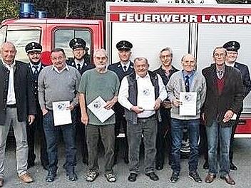 Das Bild zeigt die Geehrten mit (von links) B&uuml;rgermeister Peter Ebertsch, Kommandant Benedikt Barnickel, Zweitem Kommandant Fritz Hempfling, Zweitem Vorsitzenden Guido Hammerschmidt, Vorsitzendem Tristan Wunderlich und Kreisbrandmeister Harald Meyer