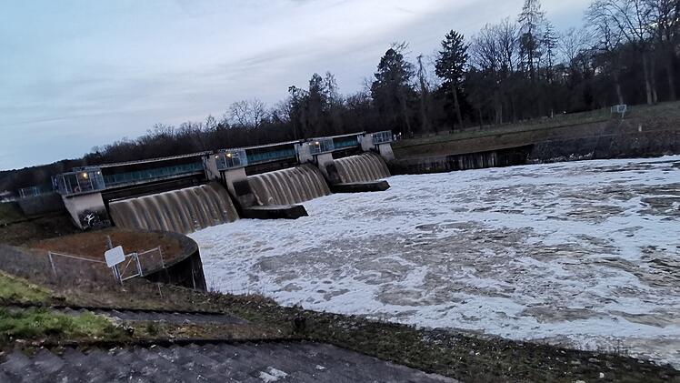 Bamberg: Massenhaft Schaum auf der Regnitz -  so kam es dazu