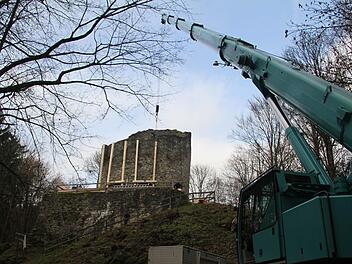 Mit einem riesigen Kran werden die Baumaterialien zur Absicherung der Nordeck auf das Plateau der Ruine gehievt. Fotos: Sonja Adam
