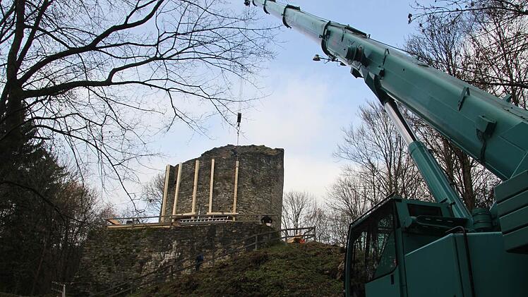 Mit einem riesigen Kran werden die Baumaterialien zur Absicherung der Nordeck auf das Plateau der Ruine gehievt. Fotos: Sonja Adam