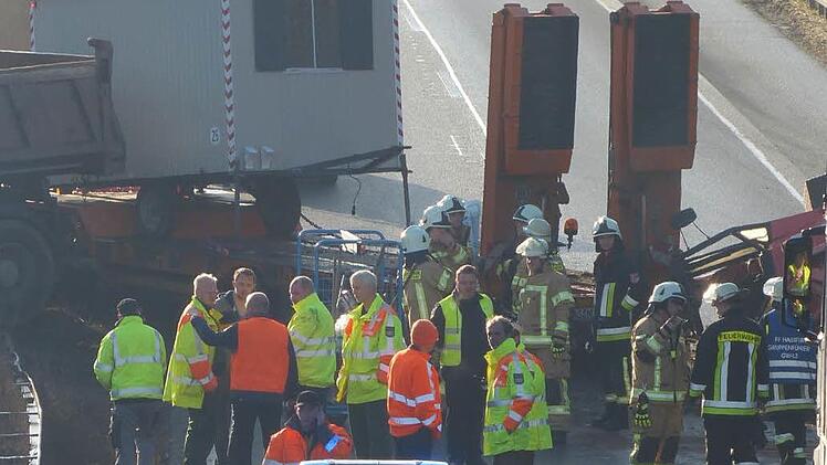 Einen Bauwagen und einen Bagger hatte das Lkw-Gespann geladen.