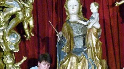 Mesnerin Marion Schmittner bereitet die Muttergottes im Hochaltar auf deren Erdenfahrt vor.