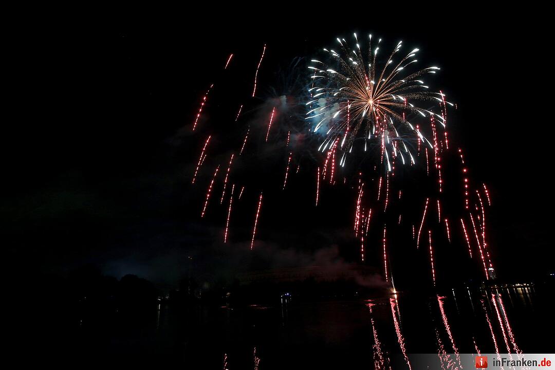 Abschlussfeuerwerk beim Nürnberger Volksfest