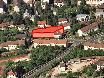 Fügt sich das geplante Mehrfamilienhaus zwischen Pfalz- und Friedrich-List-Straße in die umliegende Bebauung ein oder nicht? Der Bauausschuss sagte nein, nach einem Nachprüfungsantrag berät nun der gesamte Stadtrat über das Thema. Foto: Archiv/Grafik: Dagmar Klumb