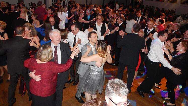 Immer voll: die Tanzfl&auml;che in der Stadthalle. Foto: Horst Wunner