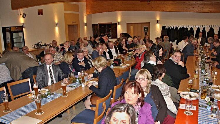 Blick auf die Besucher des Starkbierfestes in Wasmuthhausen