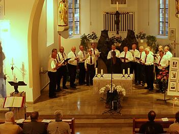 Mit einem Konzert von 80 Sängern in vier Chören (hier die Chorgemeinschaft Wartenfels/Schwand) begannen am Sonntag die Feiern zum 150-jährigen Bestehen von St. Bartholomäus in Wartenfels. Foto: Klaus Klaschka