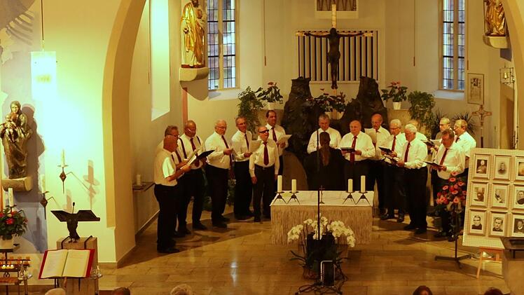 Mit einem Konzert von 80 Sängern in vier Chören (hier die Chorgemeinschaft Wartenfels/Schwand) begannen am Sonntag die Feiern zum 150-jährigen Bestehen von St. Bartholomäus in Wartenfels. Foto: Klaus Klaschka