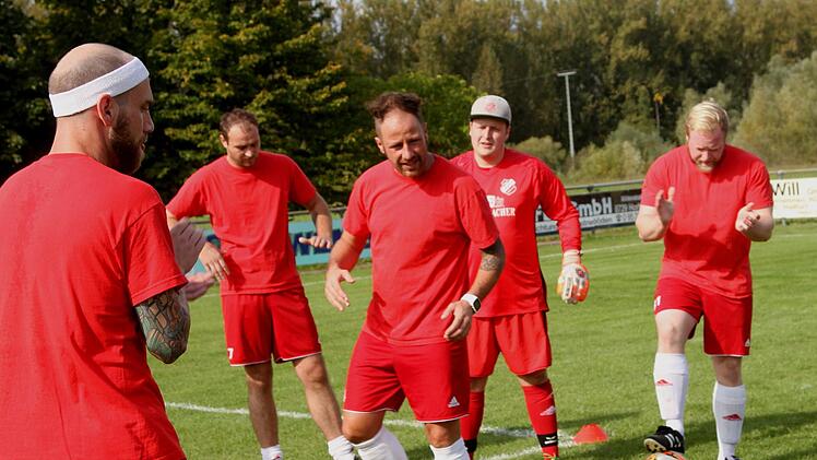 Spielertrainer Markus Vogentanz (Dritter von links) schwört seine Mannschaft vor   dem Spiel noch einmal auf den Gegner ein; von links außerdem Stefan Albert,   Christoph Lipa,  Torwart  Felix Schuhmann und Sascha Beuschel.