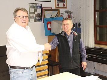 Hans Sperber aus Losbergsgereuth (rechts), war fast 25 Jahre für den Wasserzweckverband Rentweinsdorfer Gruppe tätig und erhielt hierfür vom Verbandsvorsitzenden Willi Sendelbeck Dank und ein Präsent.Helmut Will