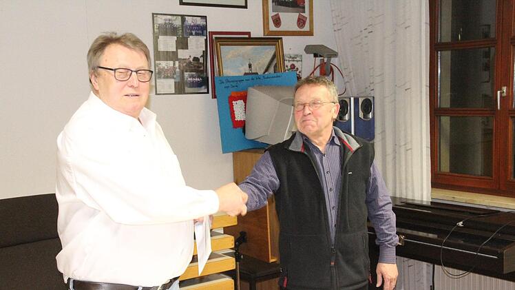 Hans Sperber aus Losbergsgereuth (rechts), war fast 25 Jahre für den Wasserzweckverband Rentweinsdorfer Gruppe tätig und erhielt hierfür vom Verbandsvorsitzenden Willi Sendelbeck Dank und ein Präsent.Helmut Will