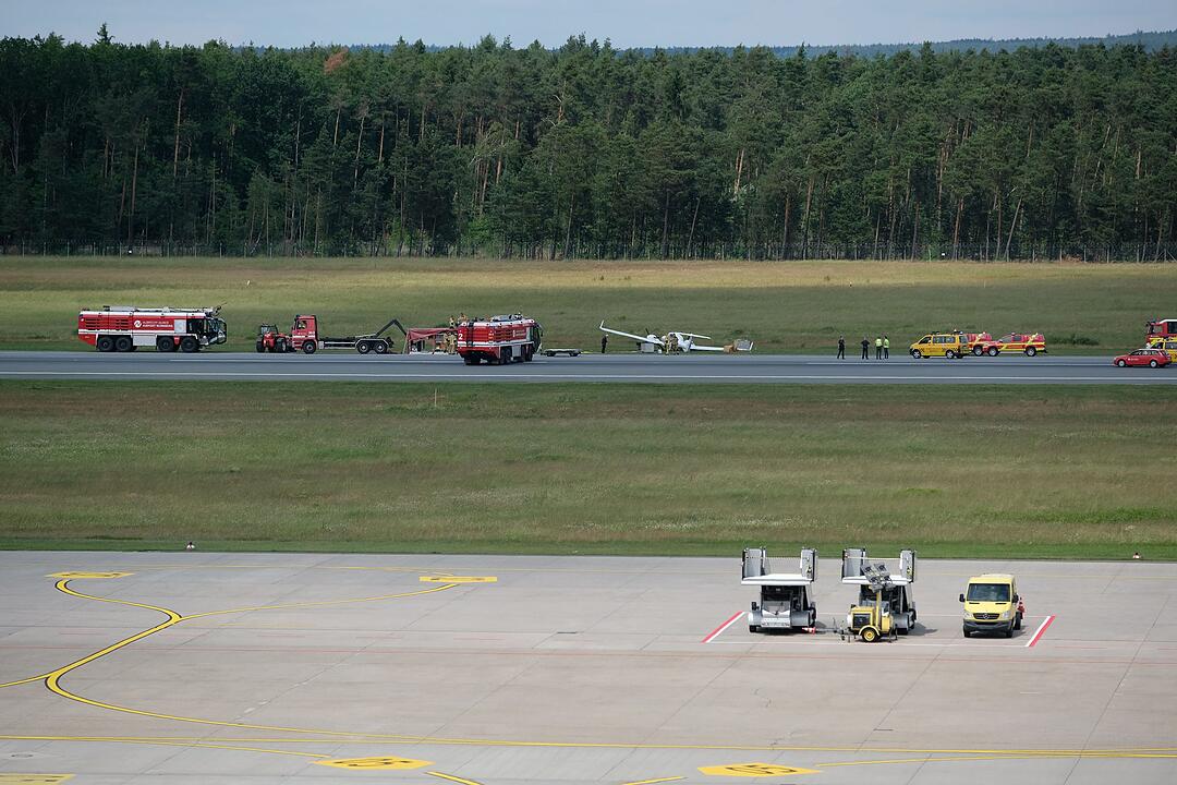 Zweimotorige Maschine von Landebahn am Nürnberger Flughafen abgekommen