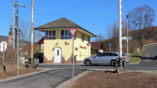 Auch in Bad Br&uuml;ckenau gibt es mehrere Kreuzungen, die schlecht einsehbar sind. Wie hier beim ehemaligen Bahn&uuml;bergang in der Buchwaldstra&szlig;e weisen Vorfahrt beachten Schilder Fahrradfahrer auf kreuzende Autos hin. Foto: Julia Raab