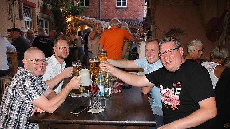 Natürlich gab es auch Bier in der ältesten Weinstadt Frankens. Foto: Ralf Ruppert