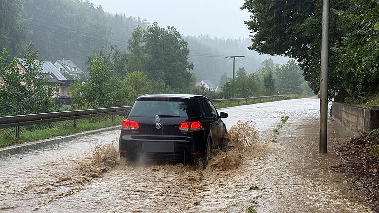 Unwetter ziehen über Franken: Unfälle und Überschwemmungen am Samstag