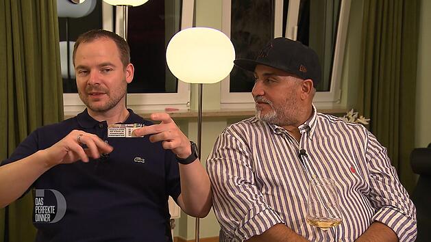 Bei "Wetten, dass ..?" erkannte Richi (links) vor 25 Jahren durch Sch&uuml;tteln, wie viele Zigaretten noch in der Schachtel waren.