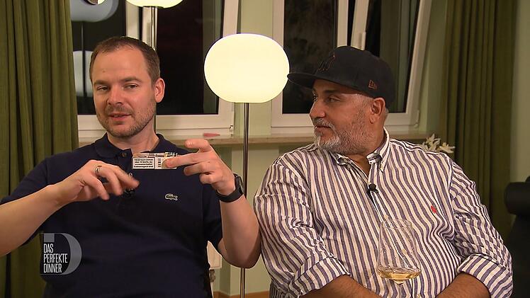 Bei "Wetten, dass ..?" erkannte Richi (links) vor 25 Jahren durch Sch&uuml;tteln, wie viele Zigaretten noch in der Schachtel waren.