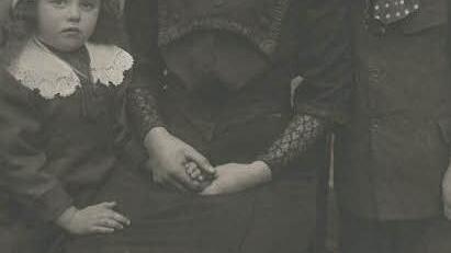 Magdalena (links) im Alter von etwa drei Jahren mit ihrer Mutter Margarethe und Bruder Michael.