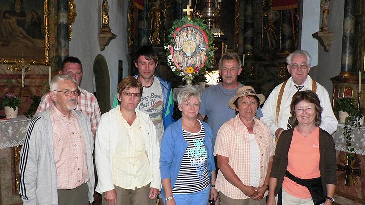 In der St. Aegidius-Kirche in Kirchaich wurden die Plaketten an die langjährigen Wallfahrer überreicht. Unser Bild zeigt in der vorderen Reihe von links: Manfred Schnellbächer, Ingrid Popp, Rosemarie Möller, Monika Schnellbächer und Luitgard Steinhäuser und in der hinteren Reihe von links: Wallfahrtsführer German Kager, Christian Kager und den ersten Vorsitzenden Heinz Seyfried sowie den Geistlichen Beirat der DJK, Pfarrer Ewald Thoma.