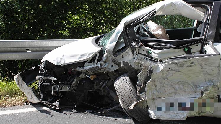 Ein junger Mann wurde am Dienstag bei einem Unfall auf der B287 schwerst verletzt. Foto: Thomas Mäuser