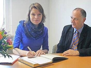 Bei ihrem Besuch in Marktleugast trug sich CSU-Bundestagsabgeordnete Emmi Zeulner auch ins Gästebuch der Marktgemeinde ein. Zuvor war sie von Bürgermeister Franz Uome über kommunale Projekte informiert worden. Foto: Klaus-Peter Wulf