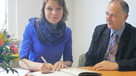 Bei ihrem Besuch in Marktleugast trug sich CSU-Bundestagsabgeordnete Emmi Zeulner auch ins Gästebuch der Marktgemeinde ein. Zuvor war sie von Bürgermeister Franz Uome über kommunale Projekte informiert worden. Foto: Klaus-Peter Wulf