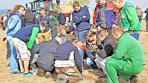 Nach dem Einsatz der Sämaschinen sehen sich die Landwirte das Ergebnis ein: Wie tief ist das Saatgut nach dem Einsatz unterschiedlicher Maschinen und Verfahren in die Erde eingebracht?