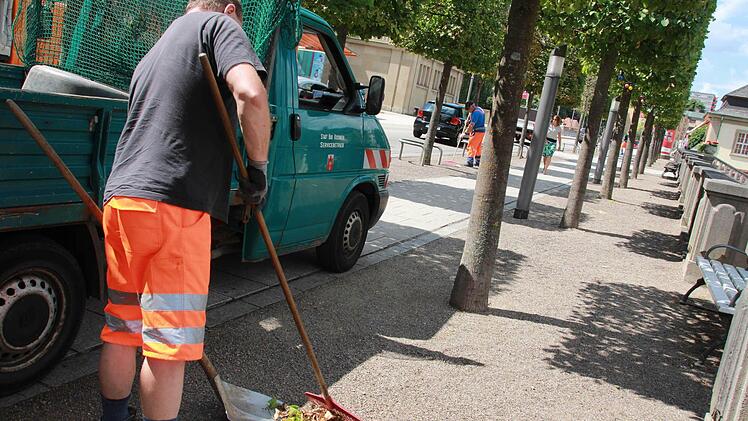 Die Saubermänner der Stadt sorgen für den Feinschliff. Foto: Carmen Schmitt