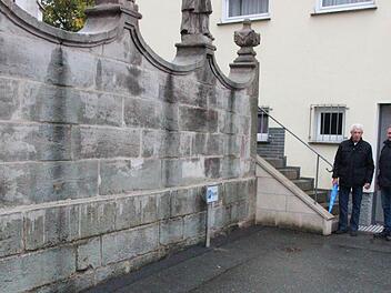 Entlang der Kirchenhofmauer könnte eine Rampe errichtet werden. Dort, wo Roland Pompe und Christan Zeuß (rechts) stehen, müsste man statt der Treppe ein Podest errichten.  Foto: Friedwald Schedel