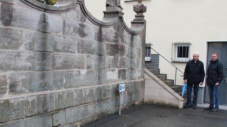 Entlang der Kirchenhofmauer könnte eine Rampe errichtet werden. Dort, wo Roland Pompe und Christan Zeuß (rechts) stehen, müsste man statt der Treppe ein Podest errichten.  Foto: Friedwald Schedel