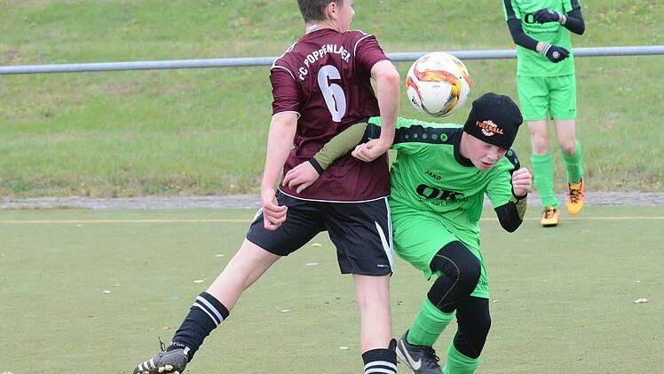 Garitz' Erik Lülf (rechts) zieht beim U15-Spiel gegen Rothhausens Rene Dehn den Kopf ein. Foto: ssp