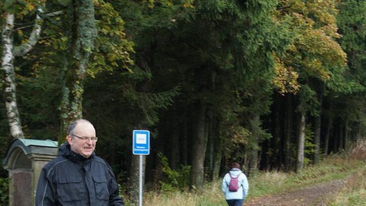 Bruder Wolfgang und der neue Bernhardiner Joseph sind die besten Freunde.  Foto: Marion Eckert