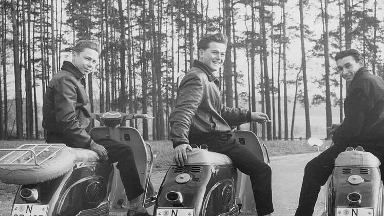 Elvistolle und Motorroller, Petticoat und Rock 'n' Roll   gehörten zur Wirtschaftswunderzeit. Das Bild zeigt drei Nürnberger "Halbstarke", die sich stolz auf ihren Motorrollern fotografieren ließen (entstanden um 1955). Lorz / Haus der Bayerischen Geschichte