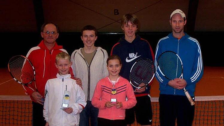 2007: Cedric Teuchert war nicht nur ein großes Fußball-Talent, sondern spielte als Kind auch beachtlich gut Tennis bei Rot-Weiß Coburg. Hier von links Jugendwart Zoran Obrovski, Marcel Scheler und Pauline Lutz, Tennisprofi Kevin Krawietz und seinem damaligen Trainer Christian Höhn.