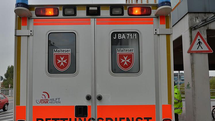 Erst geriet er auf die Gegenfahrbahn, dann stie&szlig; er gegen den Bordstein - Ein 81-j&auml;hriger Mann st&uuml;rzte am Donnerstag in Berching im Kreis Neumarkt in der Oberpfalz mit seinem Motorrad und kam dabei ums Leben. Symbolbild, Foto:Ronald Rinklef