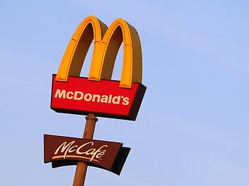 McDonald's versucht in Zukunft weniger Plastik zu produzieren. Welche Maßnahmen der Fast-Food-Konzern ergreift, erfahren Sie hier.Foto: Karl-Josef Hildenbrand/dpa