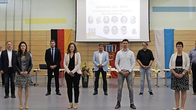 Gemeinsam mit sieben weiteren Mitgliedern haben sie k&uuml;nftig die Geschicke der Gemeinde Pommersfelden in der Hand: die neun neuen Mitglieder des Gemeinderats bei der Vereidigung.  Fotos: Evi Seeger