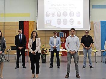 Gemeinsam mit sieben weiteren Mitgliedern haben sie künftig die Geschicke der Gemeinde Pommersfelden in der Hand: die neun neuen Mitglieder des Gemeinderats bei der Vereidigung.  Fotos: Evi Seeger
