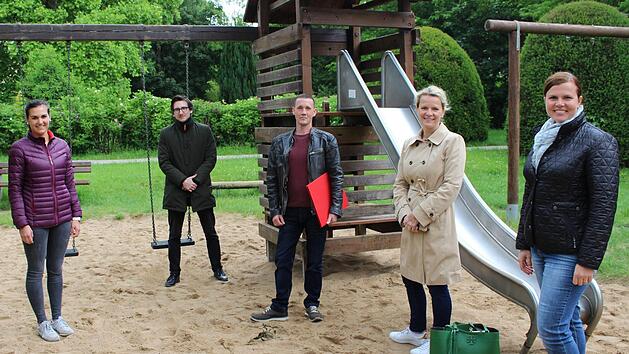 Seit zwei Jahren beschäftigen sich Franziska Kaul (rechts), Heike Greenberg-Kremser (2. v.r.) und Florian Wildenauer (3. v.r.) mit der Spielplatz-Situation. Jugendsozialarbeiterin Ulrike Abersfelder (links) und Kulturbüroleiter Jan Marberg unterstützen das Vorhaben. Foto: Julia Raab