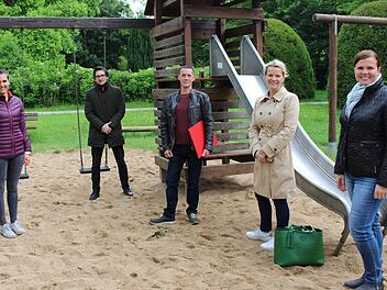 Seit zwei Jahren beschäftigen sich Franziska Kaul (rechts), Heike Greenberg-Kremser (2. v.r.) und Florian Wildenauer (3. v.r.) mit der Spielplatz-Situation. Jugendsozialarbeiterin Ulrike Abersfelder (links) und Kulturbüroleiter Jan Marberg unterstützen das Vorhaben. Foto: Julia Raab