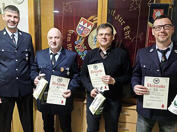 Unser Ehrungsfoto zeigt (von links) 1. Kommandant Dominik Rentsch, Dieter Geier (40 Jahre), Jürgen Schleier (40 Jahre) und Heiko Geier (25 Jahre).