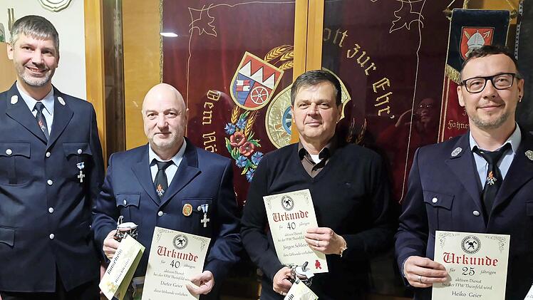 Unser Ehrungsfoto zeigt (von links) 1. Kommandant Dominik Rentsch, Dieter Geier (40 Jahre), Jürgen Schleier (40 Jahre) und Heiko Geier (25 Jahre).