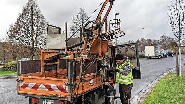 Ein Sinkkasten wird mit Hilfe eines Krans aus dem Boden gehoben und entleert. Der Gemeinderat hat sich jetzt auch im Fall von Kaltenbrunn für eine solche Lösung entschieden.